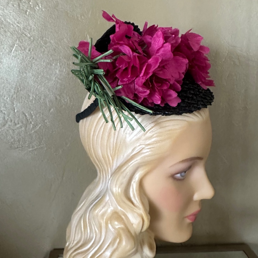 ADORABLE 1940s' BLACK TILT STRAW TOQUE WITH FUCHSIA FABRIC FLOWERS & STEMS - Picture 3 of 12